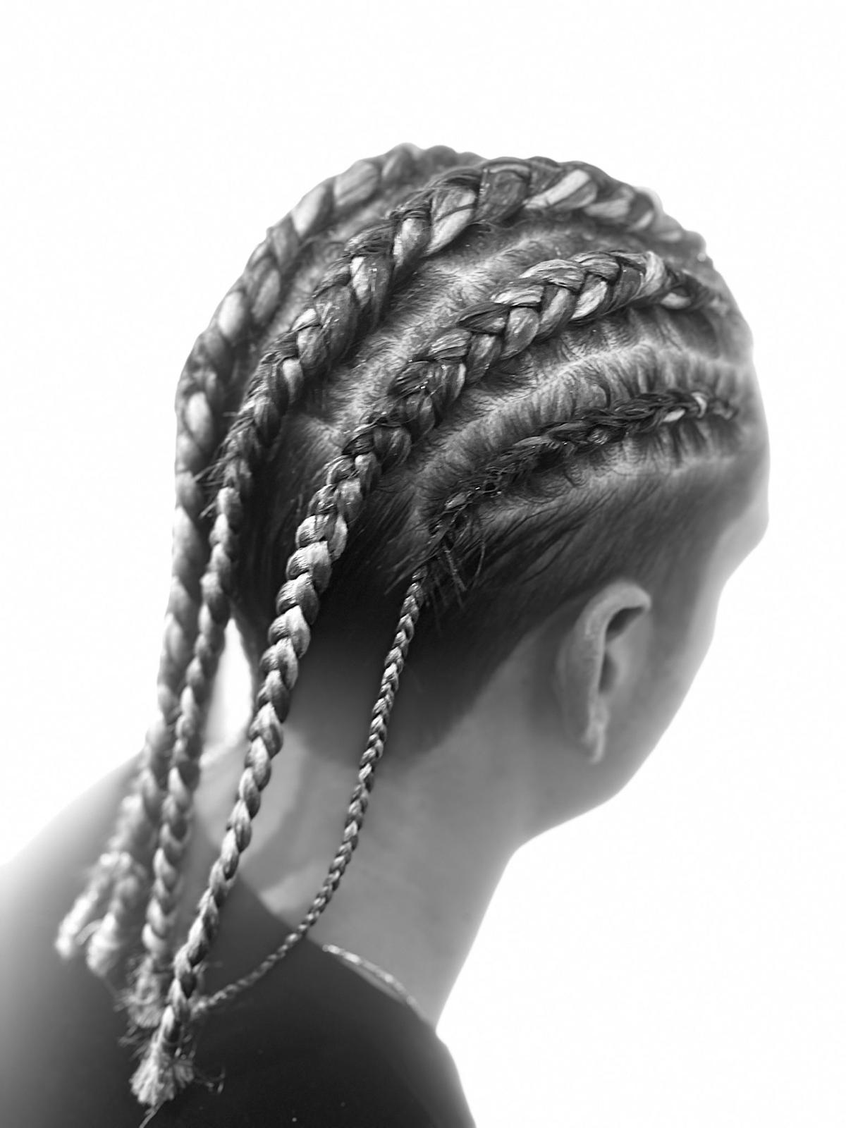 Trecce aderenti realizzate in salone
