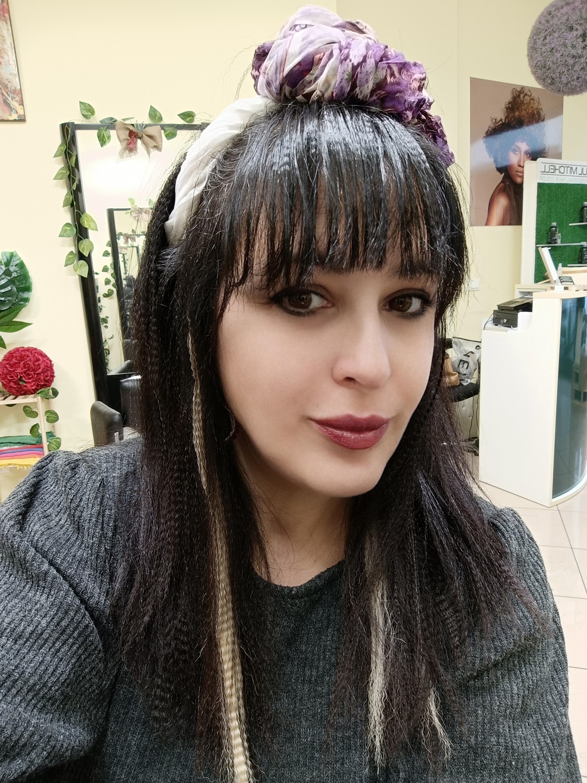 Taglio con frangia e colore su una cliente